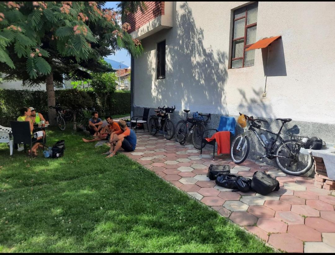Bus Station Hostel Peje Exterior foto